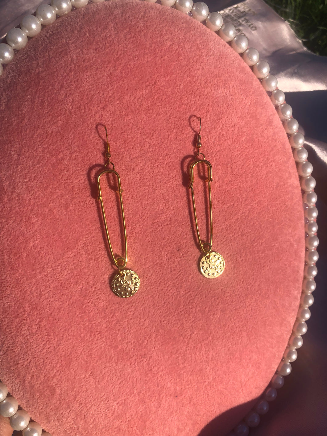 Pin coin earrings